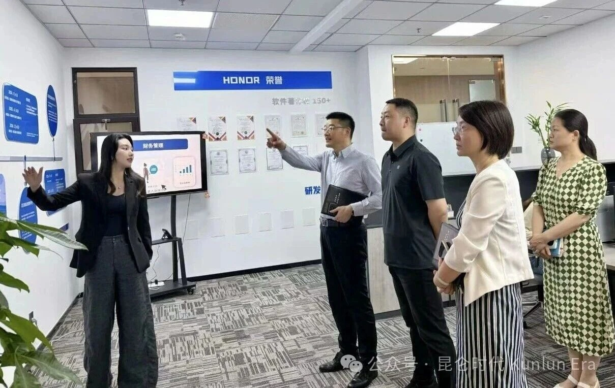 浦东新区区委社会工作部部长王高安一行莅临昆仑时代（上海）系统集成有限公司调研指导